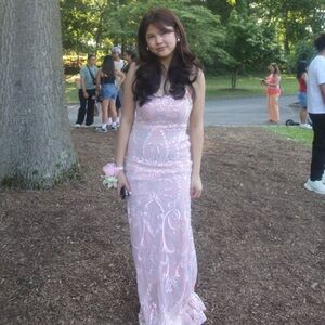 Brand is Windsor, medium (4), light pink.